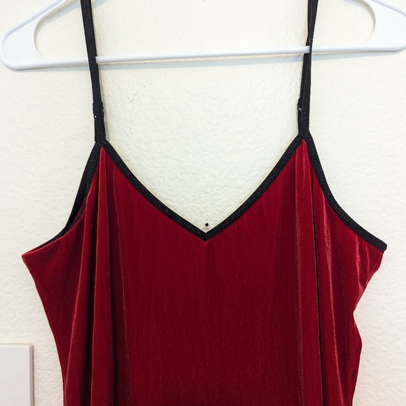 Red velvet dress. - Picture 4 of 9